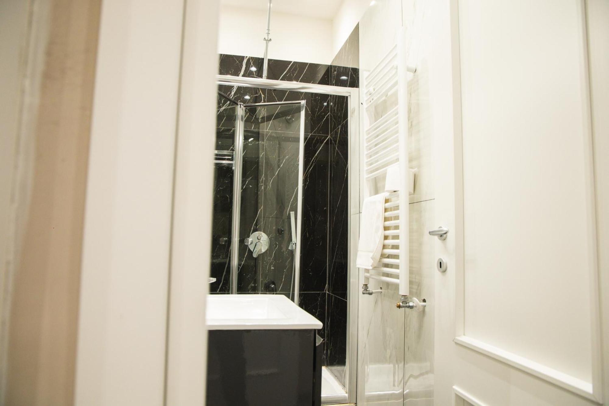Residence Black & White Наполи Екстериор снимка