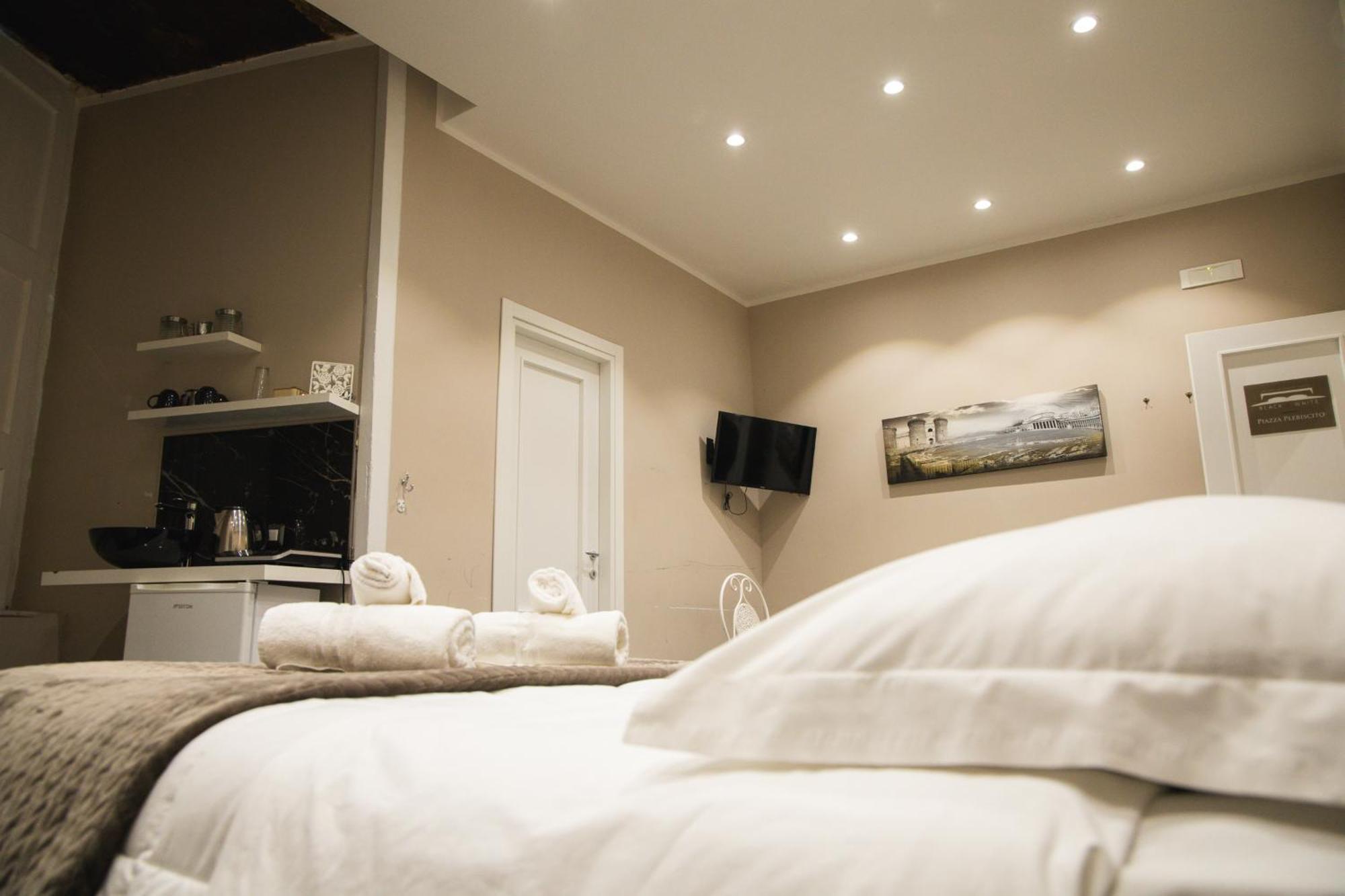 Residence Black & White Наполи Екстериор снимка